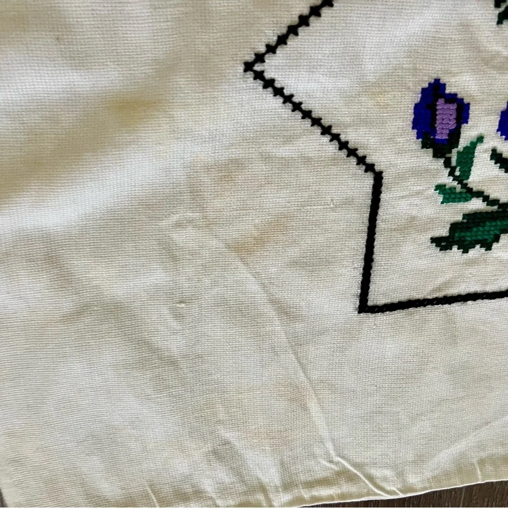 Embroidered Floral Linens 17/25 inches